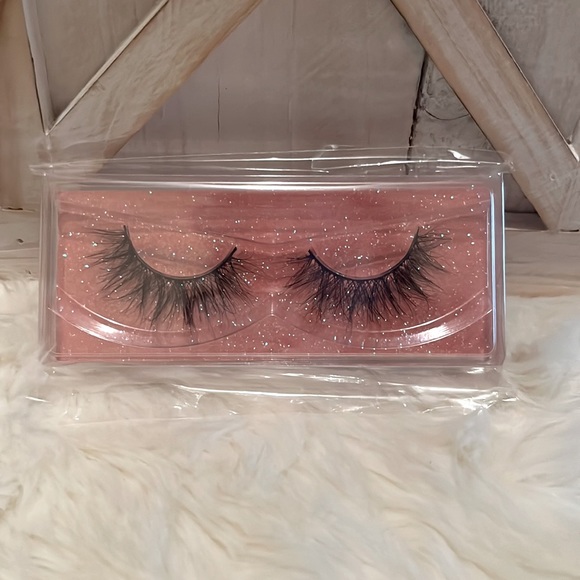 🖤 False eyelashes (one set) NWOT - Picture 2 of 2